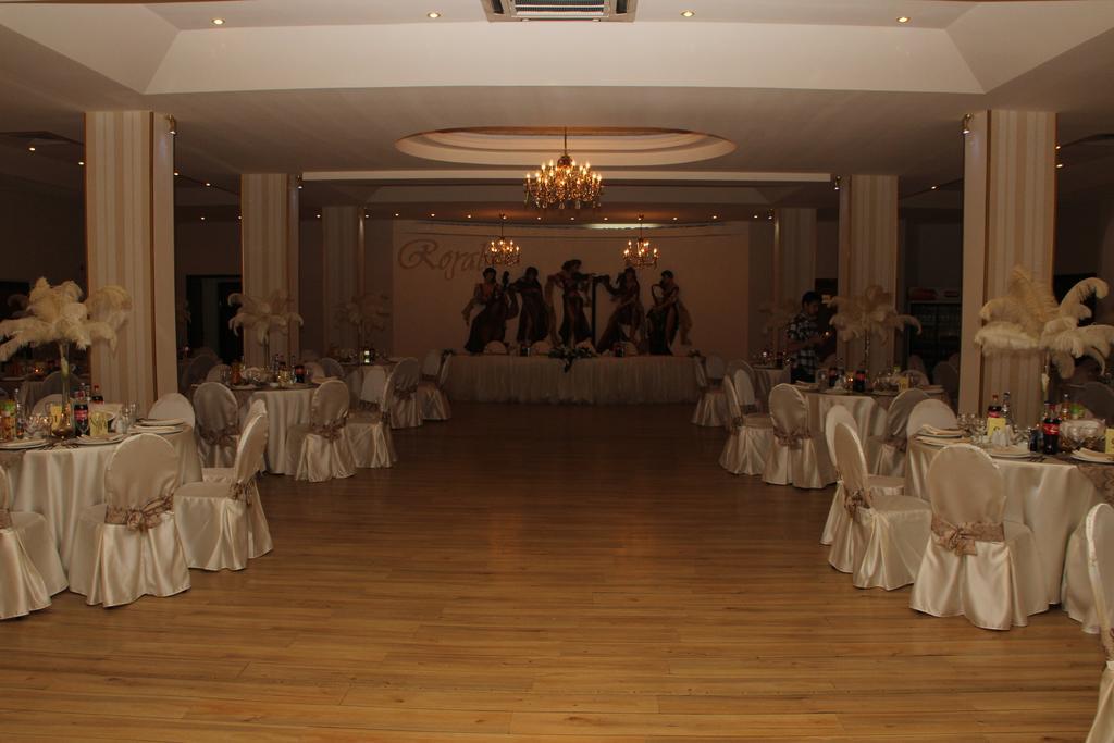 Hotel Royal Urziceni Buitenkant foto