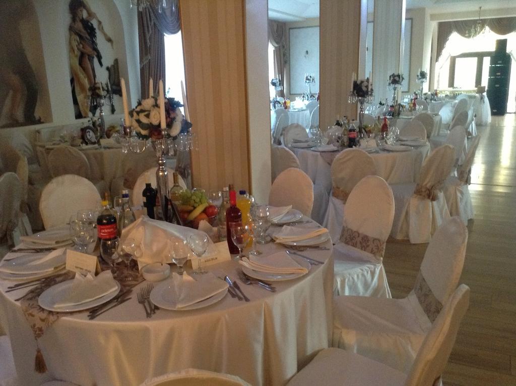 Hotel Royal Urziceni Buitenkant foto