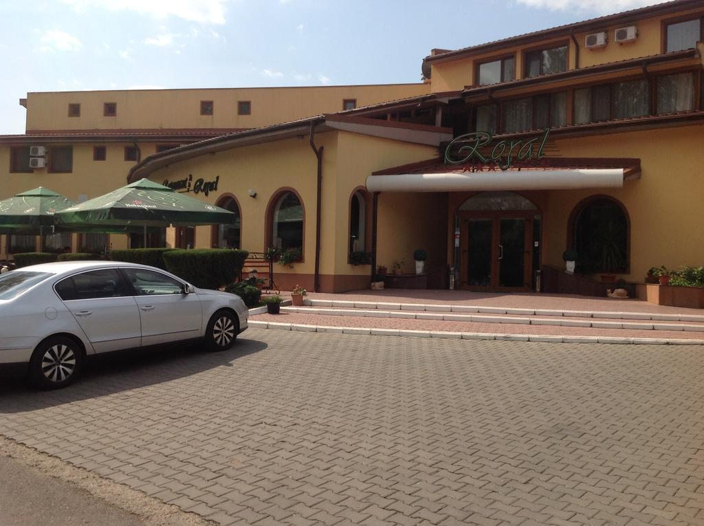 Hotel Royal Urziceni Buitenkant foto