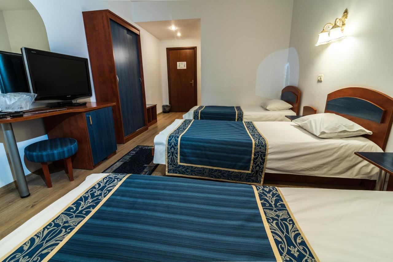 Hotel Royal Urziceni Buitenkant foto