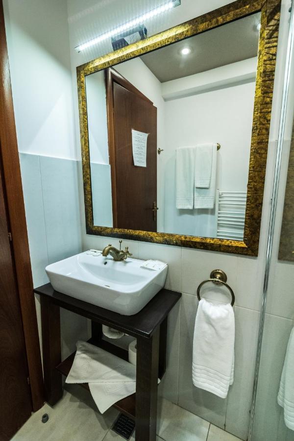 Hotel Royal Urziceni Buitenkant foto