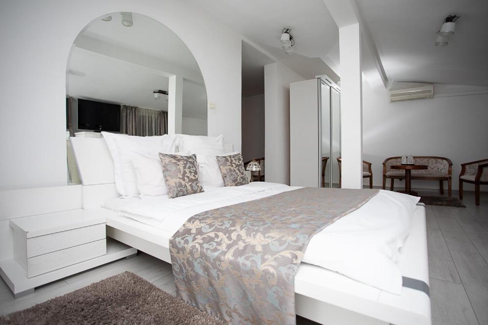 Hotel Royal Urziceni Buitenkant foto