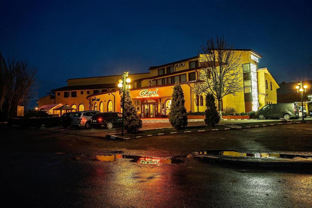 Hotel Royal Urziceni Buitenkant foto
