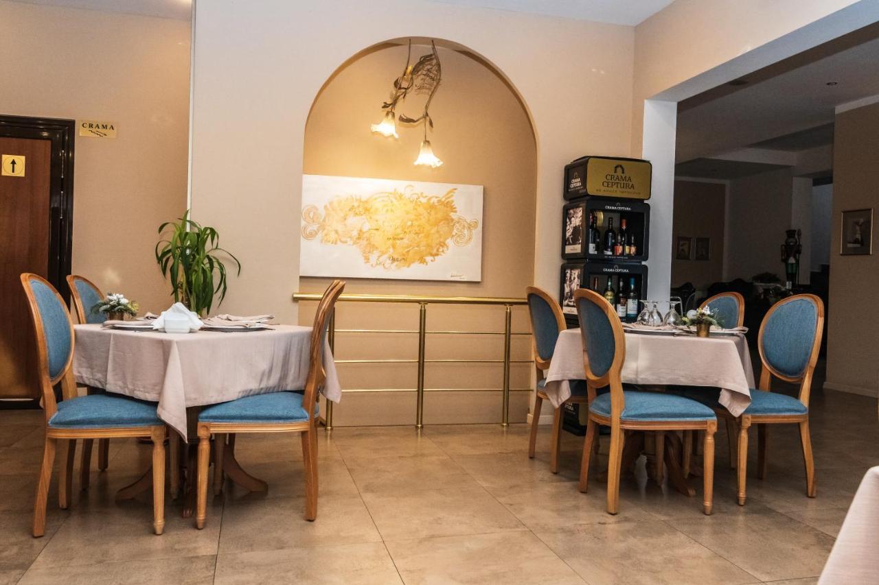 Hotel Royal Urziceni Buitenkant foto
