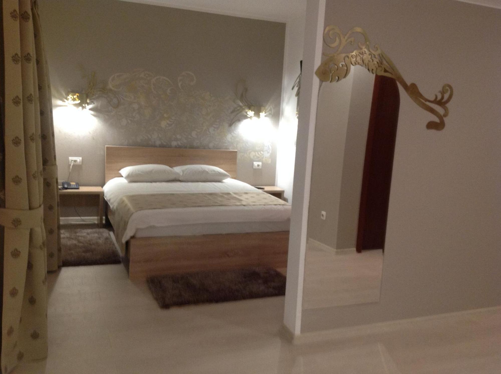 Hotel Royal Urziceni Buitenkant foto