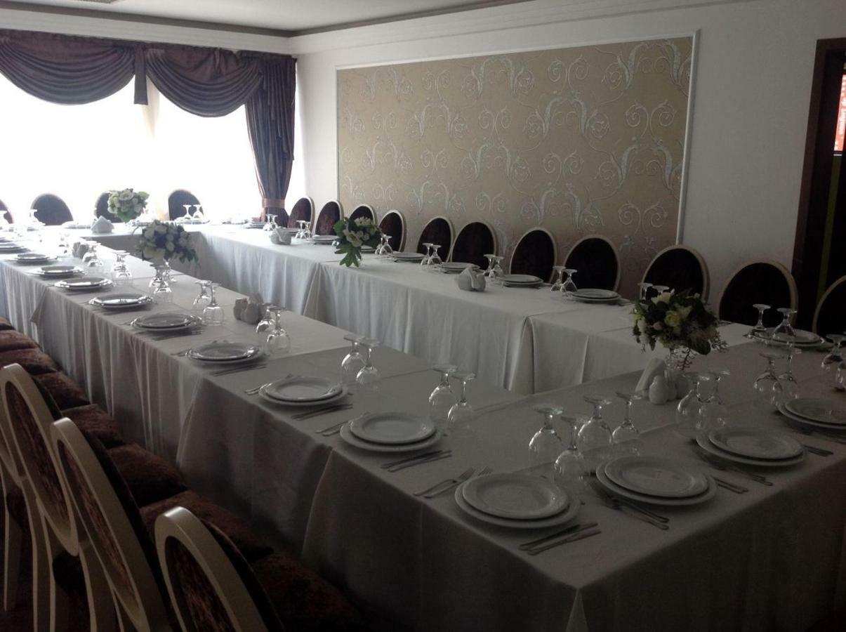 Hotel Royal Urziceni Buitenkant foto