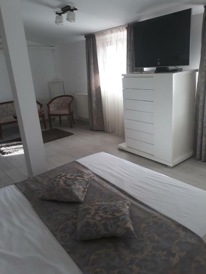 Hotel Royal Urziceni Buitenkant foto