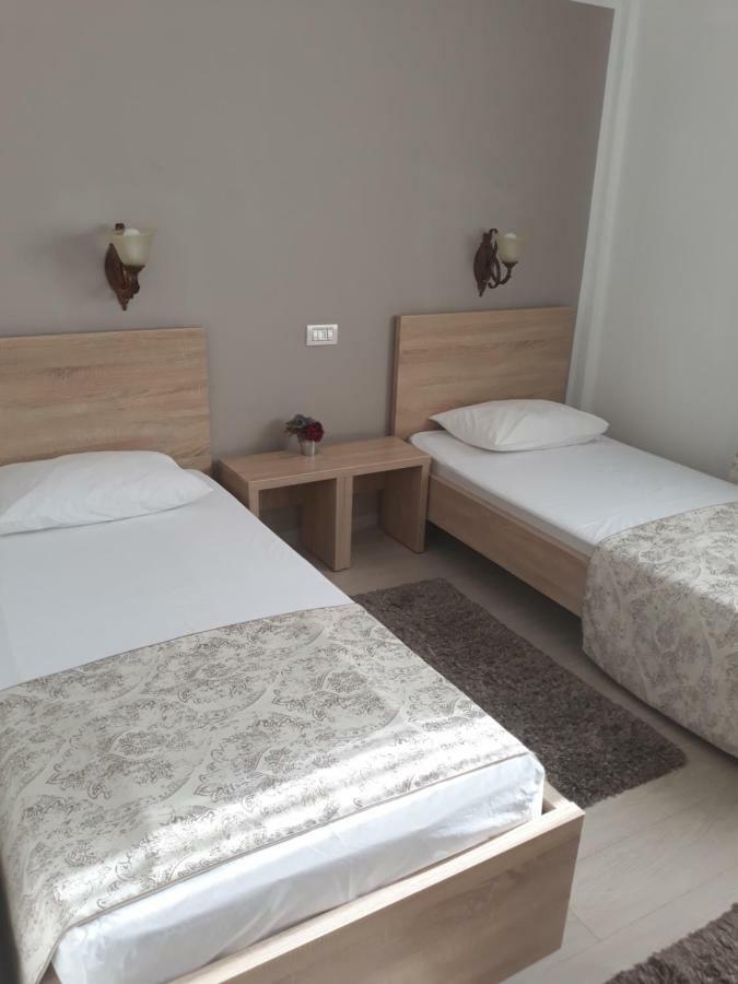 Hotel Royal Urziceni Buitenkant foto
